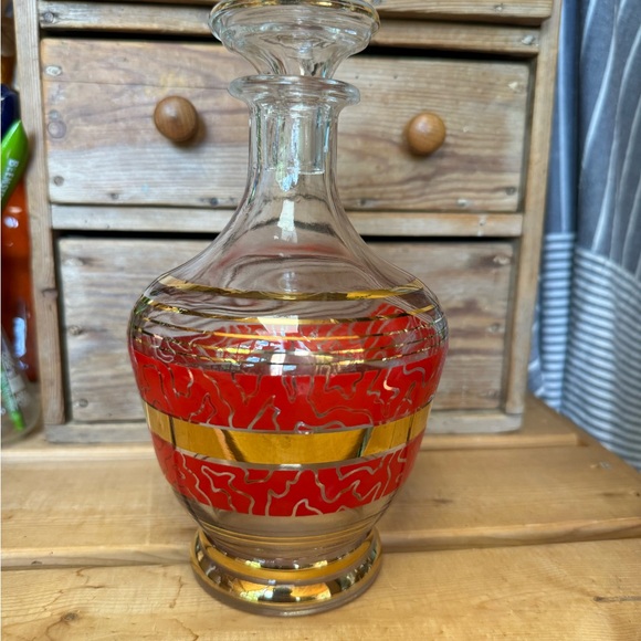 Chic MCM red and gold decanter with 6 shot glasses. - Picture 7 of 10